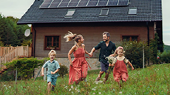 Eine Familie tobt im Garten