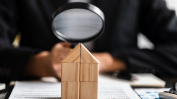 Unter die Lupe nehmen Haus, Miete, Wohnen, Finanzen