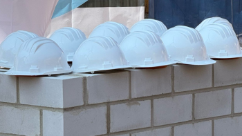 Helme auf einer Mauer