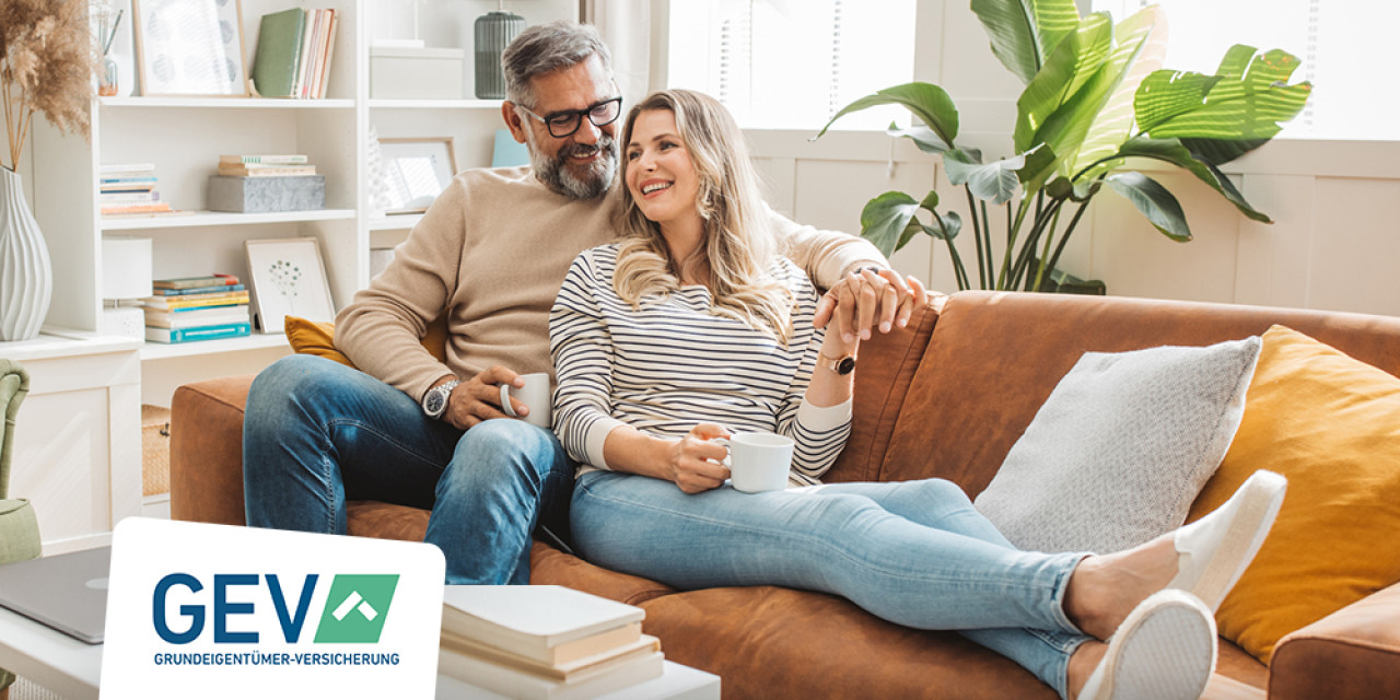 Glückliches Pärchen entspannt auf dem Sofa 