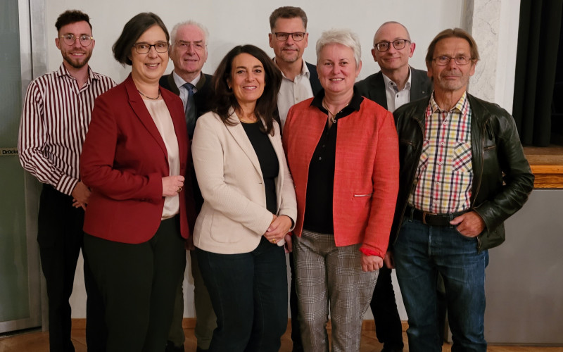 Rainer Bierwagen, 1. Vorsitzender (4. v. r.) mit seinem Team und der Referentin Dr. Ulrike Kirchhoff