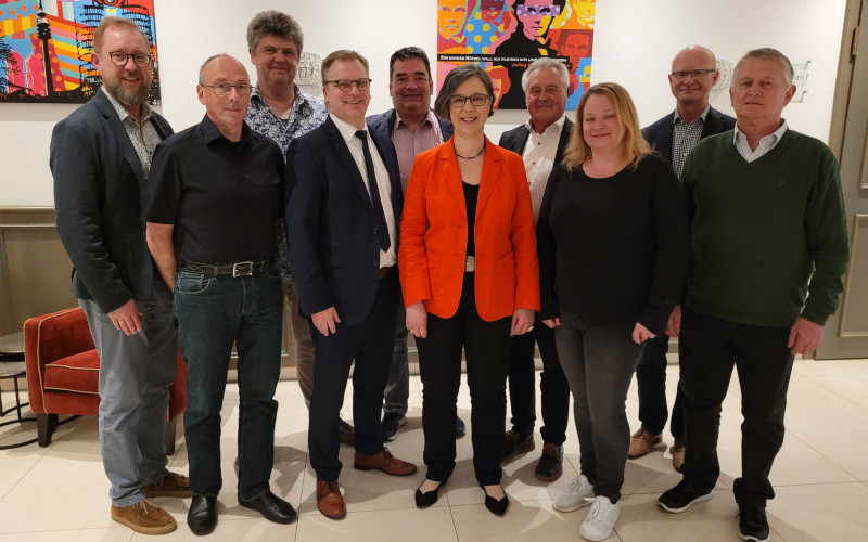 RA Ginzel (4.v.l.) mit dem scheidenden Vorstand RA Jomrich (2.v.r.) und seinem neuen Team
