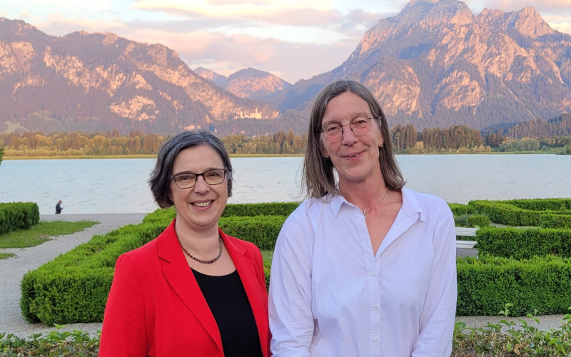 RA Viebig-Sandler (re) mit Dr. Ulrike Kirchhoff (li) 