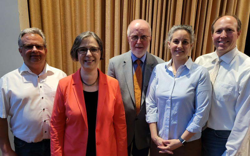 RA Kleine, Vorstand (mi) mit Referentin Dr. Ulrike Kirchhoff (2.v.li.) und seinem Team 