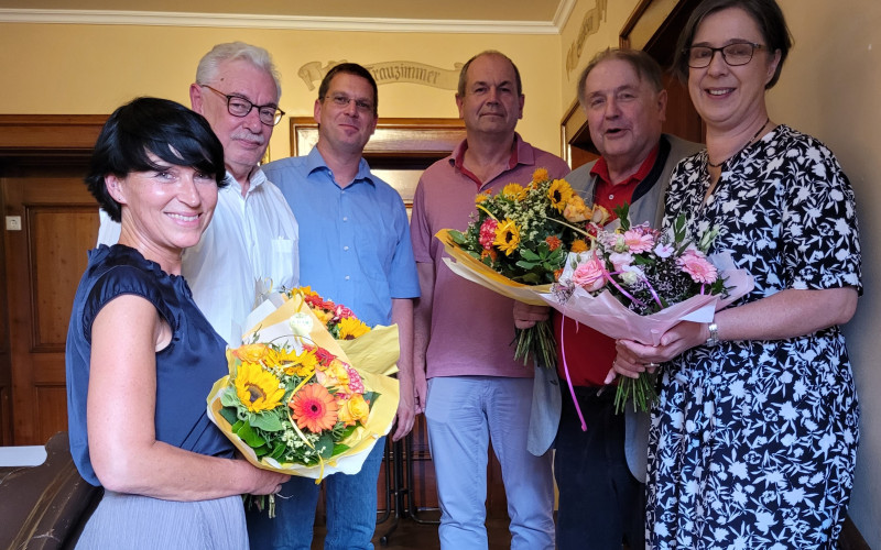 Bildunterschrift: Dr. Sabine Ponader, 1. Vorstand (1.v.li) mit RA Paul Hubmann, ausgeschiedener Vorstand (2.v.r.), die Referentin Dr. Ulrike Kirchhoff, Vorstand Haus & Grund Bayern (1.v.li), und ihrem neuen Vorstandsteam.