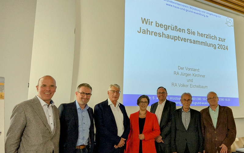 RA Jürgen Kirchner, 1. Vorstand (3. v. re) mit Dr. Ulrike Kirchhoff, Referentin (4. v. re) und seinem Team.