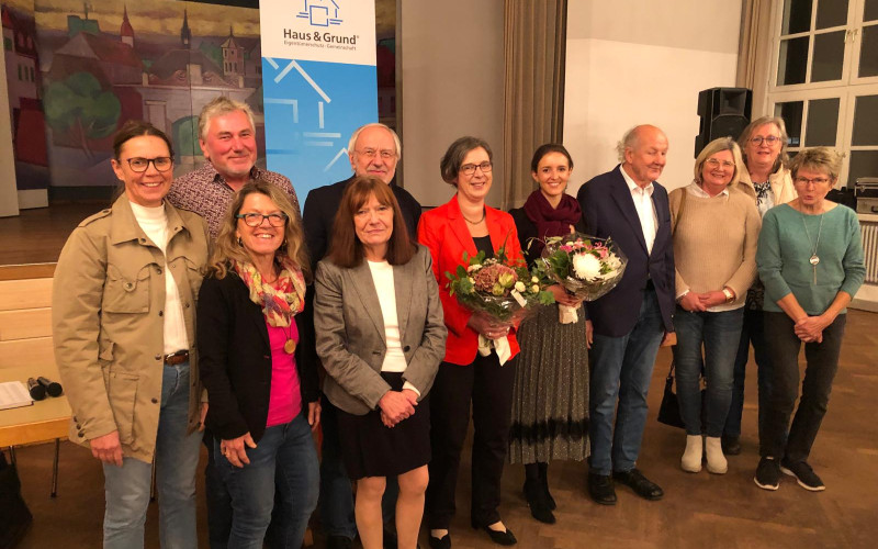 Erster Vorsitzender Manfred Albert (3. v. links hinten) und sein Team, sowie die Referentinnen Dr. Ulrike Kirchhoff (4. v. links) und Lucia Hatz (5. v. rechts). 