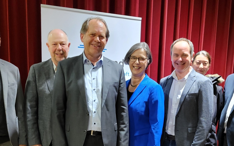 RA Jürgen Schüpferling, Vorstand Haus & Grund Forchheim (3.v.l.) mit Dr. Ulrike Kirchhoff, Vorstand Haus & Grund Bayern (4.v.l.), Wolfgang Geppert, Hausbesitzer-Versicherung (1.v.re) und seinem Team