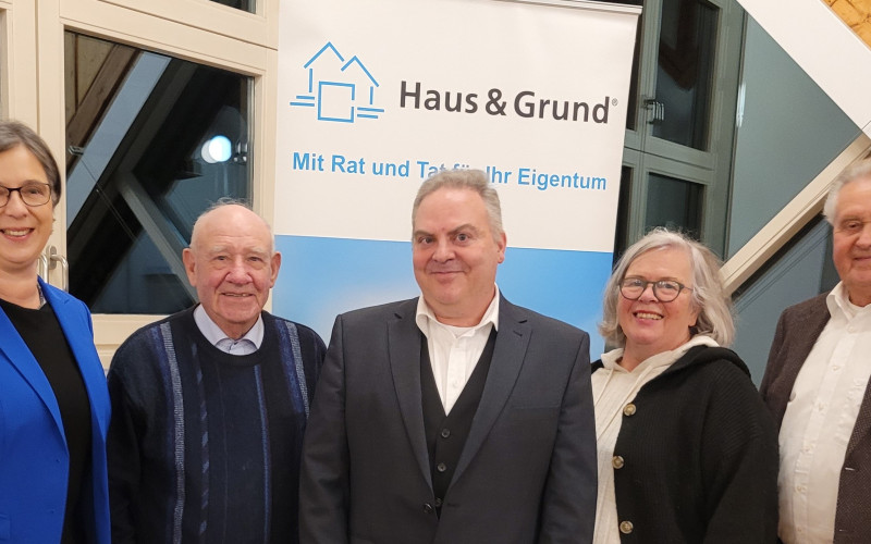 RA Wolfgang Baur, Vorstand von Haus & Grund Memmingen (Mitte), mit Dr. Ulrike Kirchhoff (1.v.l.), Vorstand von Haus & Grund Bayern, Walter Maier Hausbesitzer-Versicherung (1.v.r) und seinem Team 