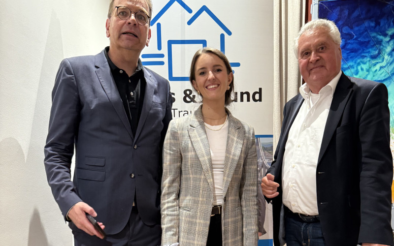 Erster Vorsitzender Rechtsanwalt Falko Hübner (1.von links), Referentin Lucia Hatz (2.von links), Walter Maier von der Hausbesitzerversicherung (1.von rechts)