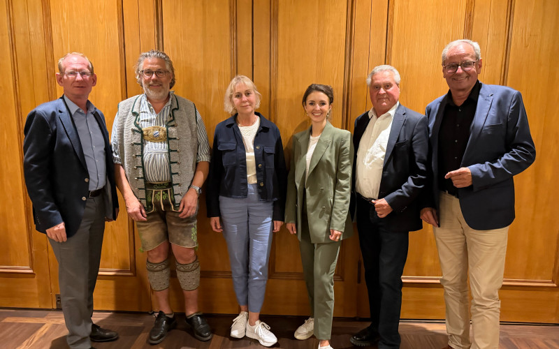 Erster Vorsitzender Rechtsanwalt Franz Maushammer (1. v. links) und sein Team, sowie die Referenten Walter Maier (2. v. links) und Lucia Hatz (3. v. links)
