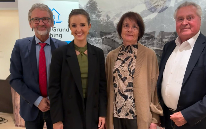 Rechtsanwalt Theo Krieglsteiner (1.v.links) mit seiner Kassenprüferin Rosalia Wörl (3.v.links), Referentin Lucia Hatz (2.v.links) und Walter Maier von der Hausbesitzerversicherung (rechts) 