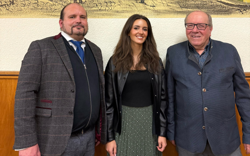 Erster Vorsitzender, Christoph Bauer (1. v. rechts), Referentin Lucia Hatz (2. v. rechts), 2. Vorsitzender Florian Peter (1. v. links)