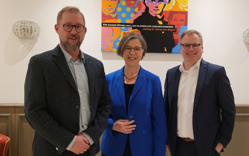 RA Christian Ginzel, Vorstand (1.v.r.), Dr. Ulrike Kirchhoff, Vorstand Haus & Grund Bayern (m), RA Anton Eder, Schriftführer (1.v.l.)