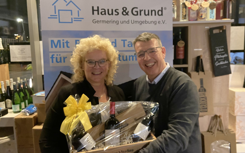 Vorstand Stefan Hetsch dankt der scheidenden Vorsitzenden Almuth Welzel