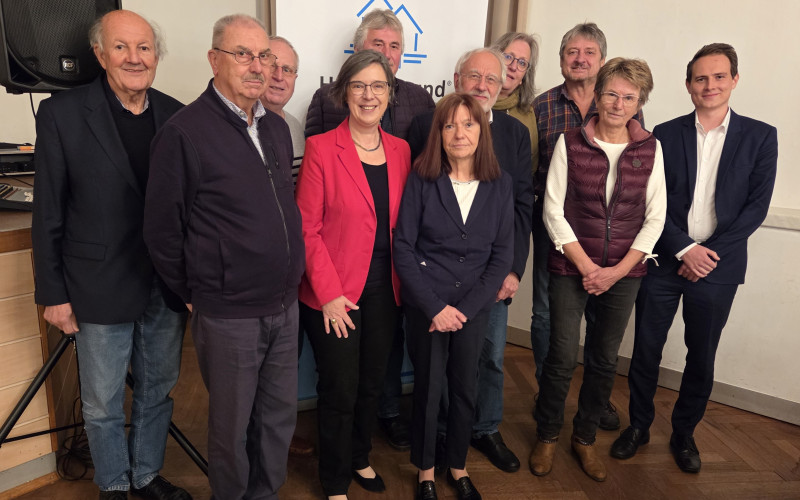 Erster Vorsitzender Rechtsanwalt Manfred Albert (3. v. rechts) und sein Team, sowie die Refe-rentin Dr. Ulrike Kirchhoff (3. v. links) und Referent Peter Feldmeier (1. v. rechts)