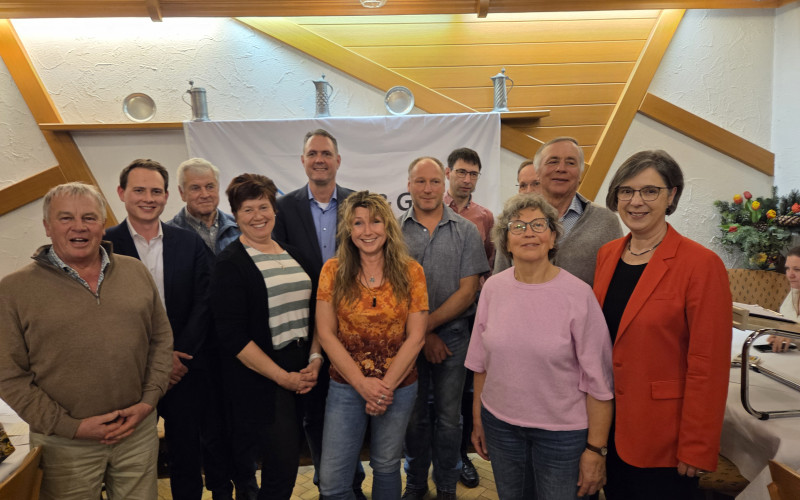 zweiter Vorsitzender Frank Müller (5. v. links) mit seinem Team und den Referenten Dr. Ulrike Kirchhoff (1. v. rechts) und Peter Feldmeier (2. v. links)