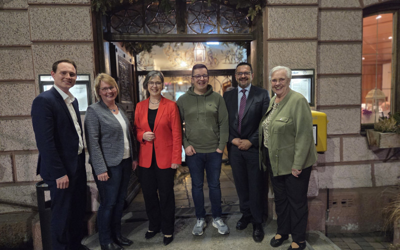  Bildunterschrift: Die erste Vorsitzende Gabriele Schütz (2. V. rechts) mit ihrem Team sowie Referentin Dr. Ulrike Kirchhoff (3. v. rechts) und Referent Peter Feldmeier (1. v. rechts)