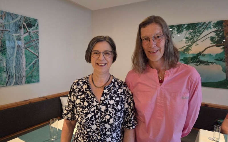 Bildunterschrift: Referentin Dr. Ulrike Kirchhoff (links) und Erste Vorsitzende RAin Annegret Viebig-Sandler (rechts)