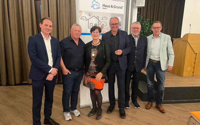 Bildunterschrift: Der erste Vorsitzende Franz Maushammer (4. v. rechts) mit seinem Team sowie Referent Peter Feldmeier (1. v. rechts)
