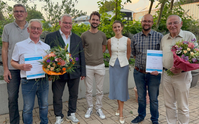Bildunterschrift: Erster Vorsitzender Josef Hutter (3.v. links) und sein Team sowie Referentin Lucia Hatz, (3.v.rechts)
