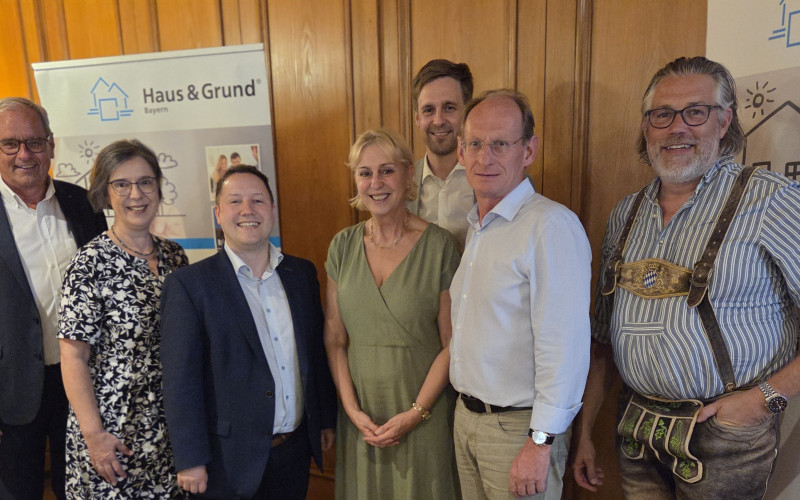 Bildunterschrift1 : RA Franz Maushammer (li), Vorstand, mit Dr. Lung (3. V. li), Oberbürgermeister Bad Reichenhall, seinen Referenten Dr. Ulrike Kirchhoff (2.v.li) und RA Lukas Maushammer(3.v.re) und seinem Team