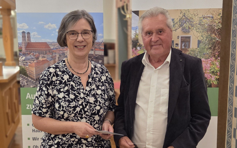 Bildunterschrift 2: Dr. Ulrike Kirchhoff, Vorstand Haus & Grund Bayern, besucht Walter Maier, Direktionsbeauftragter der Hausbesitzer-Versicherung, an seinem Stand.