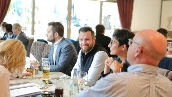Personen beim gemütlichen Beisammensein
