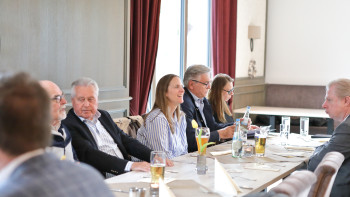 Personen beim gemütlichen Beisammensein