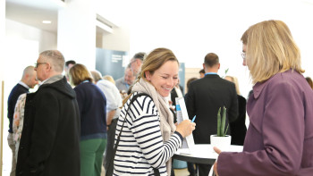 Personen beim Networking
