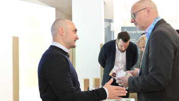 Personen beim Networking