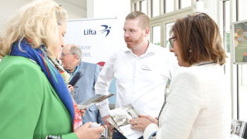 Personen beim Networking