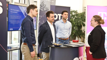 Personen beim Networking