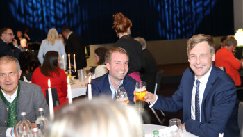 Personen beim Festabend