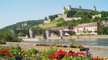 Mainkai mit Blick auf Festung Marienberg
