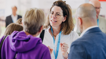 Personen beim Networking