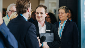 Personen beim Networking