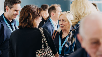 Personen beim Networking