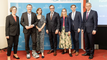 2306 Die Diskussionsteilnehmer am Forum Energie mit dem Präsidium von Haus & Grund Deutschland 2306 Die Diskussionsteilnehmer am Forum Energie mit dem Präsidium von Haus & Grund Deutschland