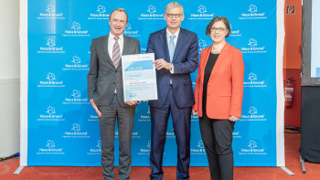 Dr. Warnecke (m) zeichnet RA Stürzer (re) erneut als Verein des Jahres aus Dr. Warnecke (m) zeichnet RA Stürzer (re) erneut als Verein des Jahres aus