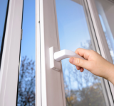 Hand die Fenster öffnet