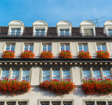 Hausfassade mit roten Blumen
