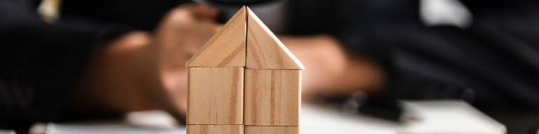 Unter die Lupe nehmen Haus, Miete, Wohnen, Finanzen
