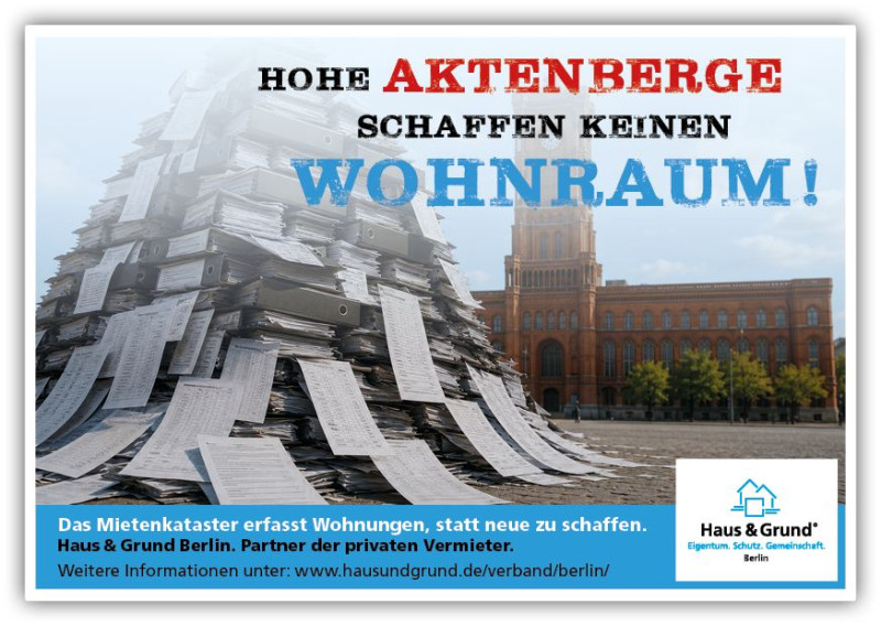 "Hohe Aktenberge schaffen keinen Wohnraum!" - Ein Aktenberg vor dem Roten Rathaus