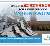 "Hohe Aktenberge schaffen keinen Wohnraum!" - Ein Aktenberg vor dem Roten Rathaus
