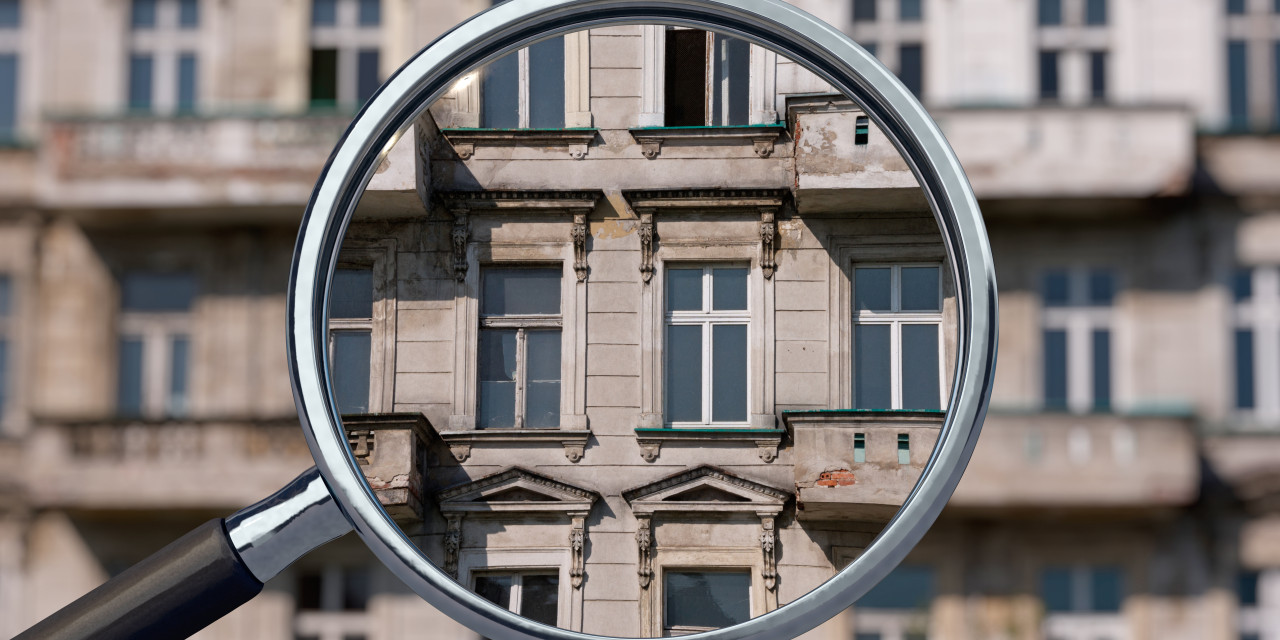 Haus unter Lupe