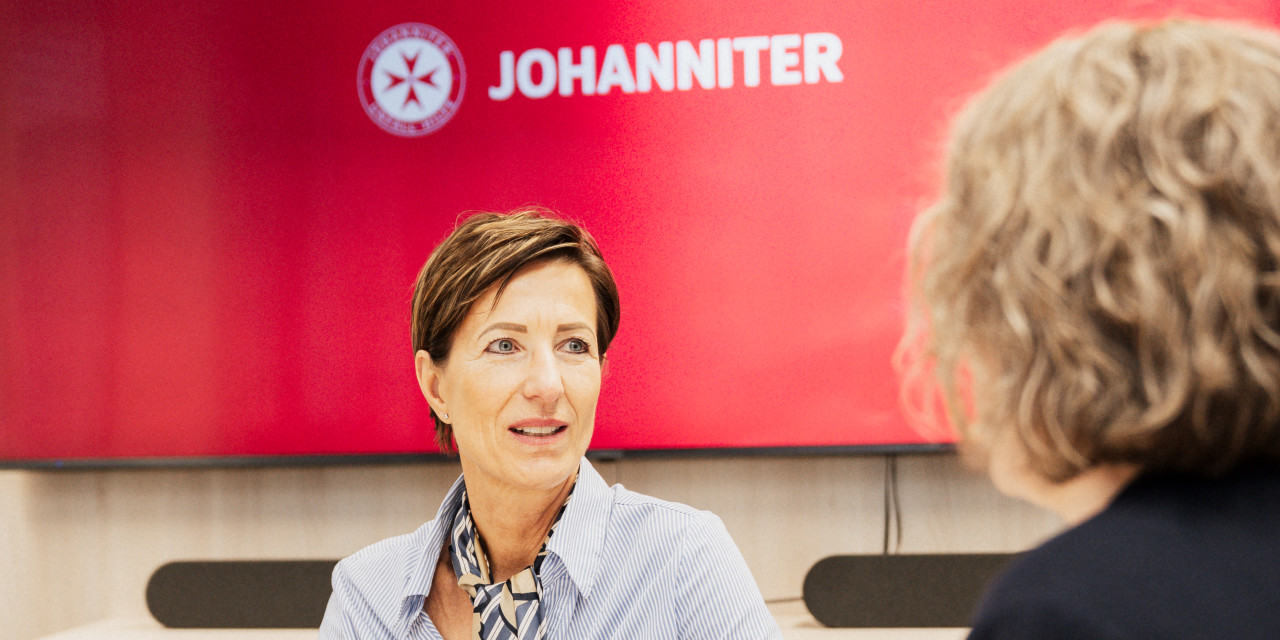 Frau Aue und Frau Jung im Gespräch