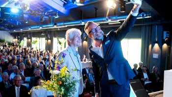 Fr. Dr. Strack-Zimmermann mit Alexander Blazek vor einem große Publikum auf der Bühne