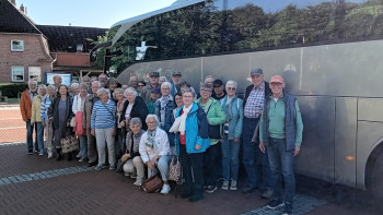 Haus & Grund in Lübeck  Die diesjährige Tagesfahrt führte uns in die Hansestadt Lübeck. Bei optimalem Reisewetter starteten wir pünktlich um 09.45 Uhr vom ZOB in Albersdorf. Über die Autobahn  A23 ging es bis Schenefeld. Weiter ging es über Neumünster nach Schackendorf wo wir noch eine kurze Rast einlegten. Unser Busfahrer  Erhard hatte hierfür bereits Kaffee vorgekocht und der Verein hatte einige Süßigkeiten bereitgestellt. Weiter ging es jetzt nach Bad Segeberg, wo wir in dem wunderschön gelegenen Restaur