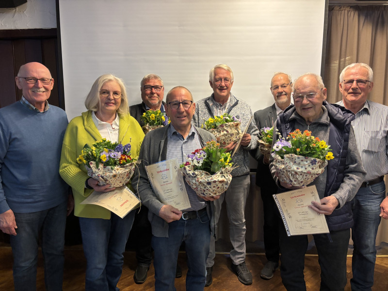 Geehrte bei Haus und Grund Albersdorf (von links): Charly Behrmann, Marlen Timm, Karsten Thedens, Bernd Sawade, Hans-Jürgen Ehlers, Alfred Wilhelm, Dieter Jannett und der Vorsitzende Wulf Adria.  